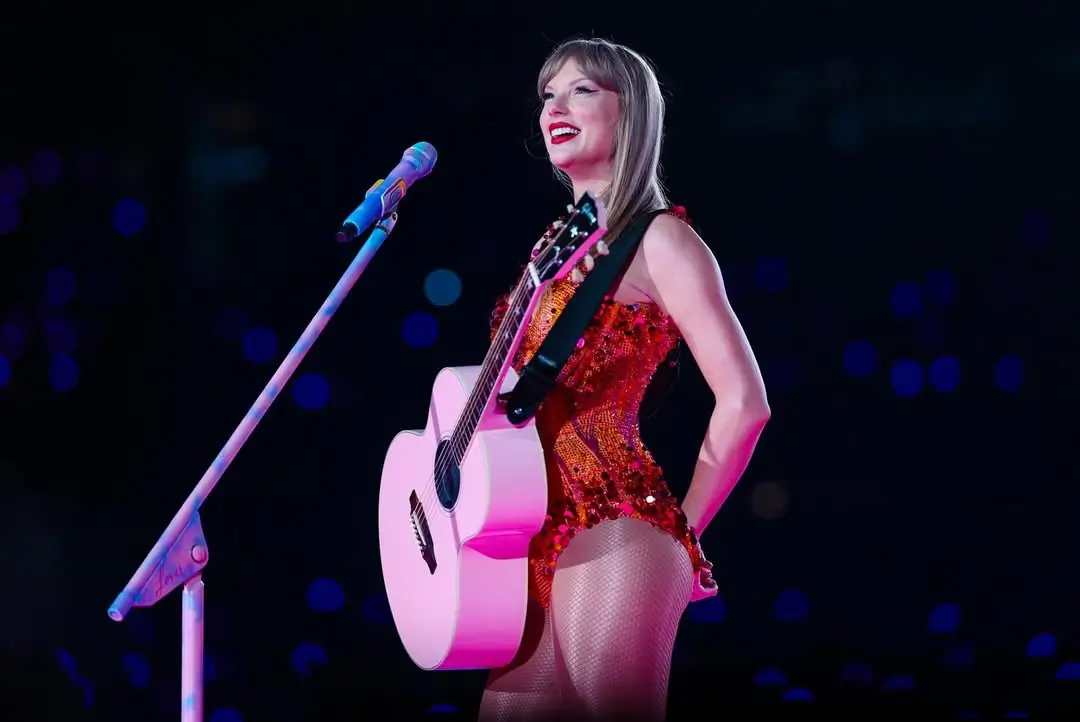Taylor Swift tampil mengenakan busana oranye yang melambangkan era terbarunya. (Foto: Instagram/taylornation)