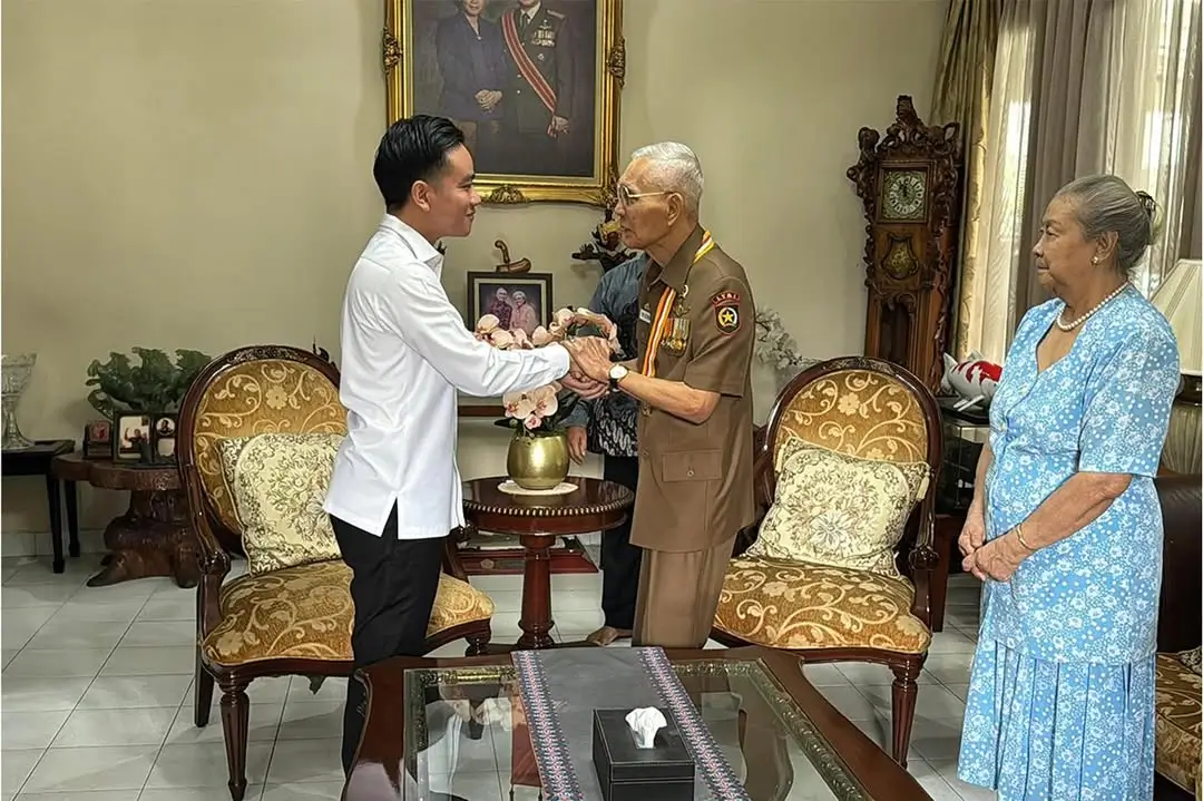Pertemuan Wakil Presiden RI, Gibran Rakabuming Raka (kiri) dengan mantan Wapres Try Sutrisno di Jakarta, Rabu (13/08/25). (Foto: Instagram/gibran_rakabuming)
