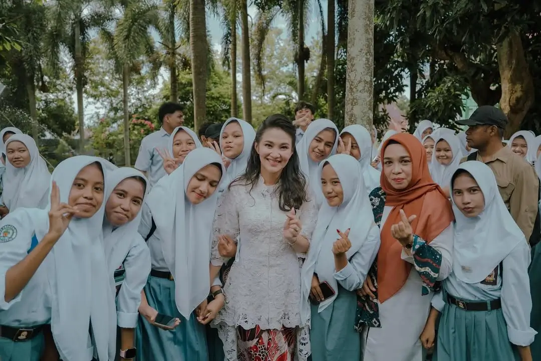 Sherly Tjoanda  Gubernur Perempuan Pertama Maluku Utara yang Kibarkan Bendera Merah Putih di Bawah Laut