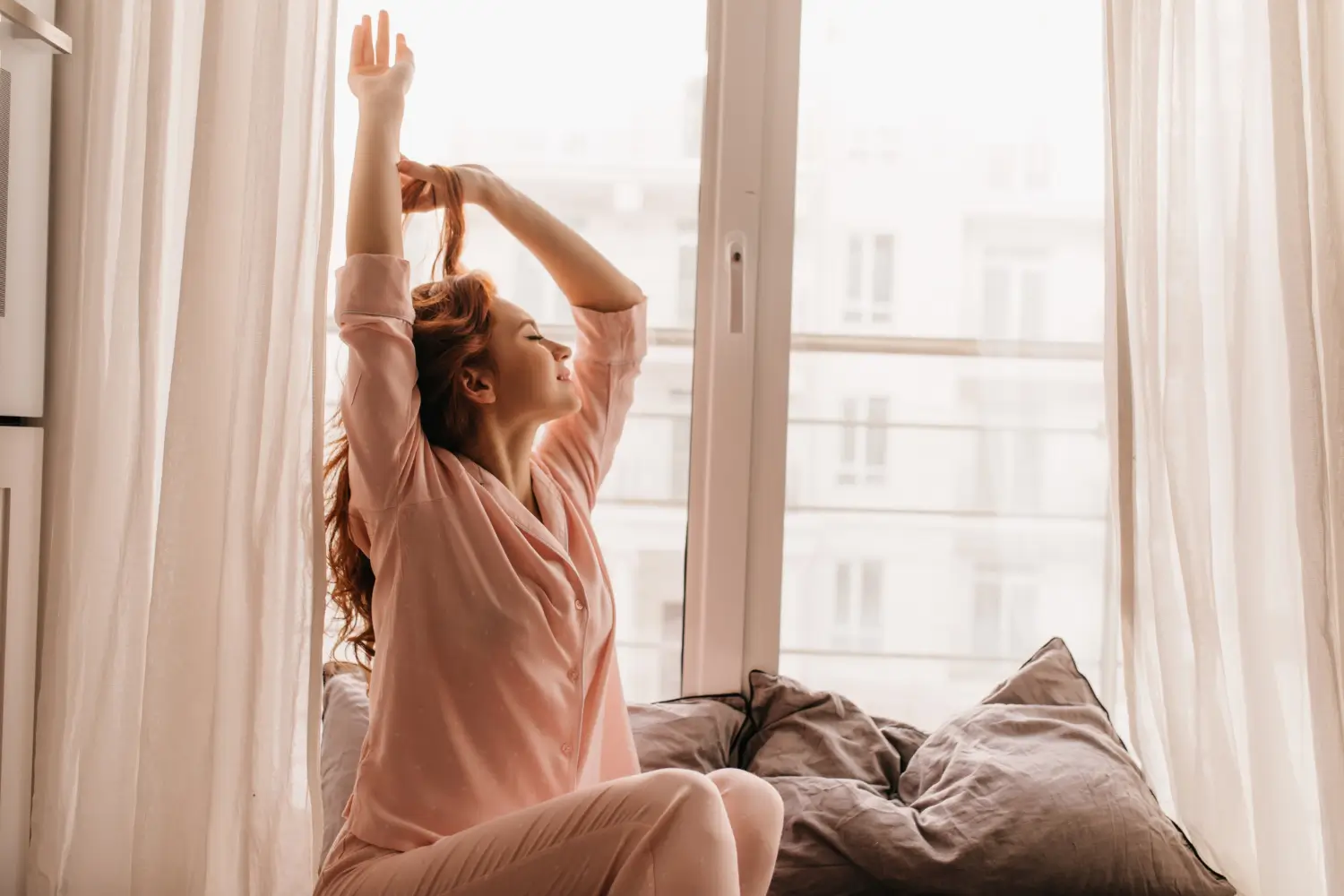 Ilustrasi stretching di pagi hari setelah bangun tidur. (Foto: Freepik/lookstudio)