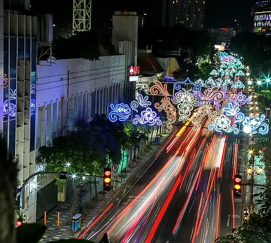 Jalan Tunjungan di malam hari. (Foto: surabaya.go.id)