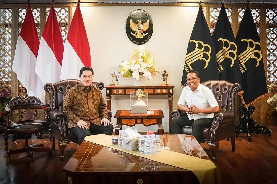 Ketua Umum PSSI, Erick Thohir, menyerahkan sejumlah nama pemain diaspora yang akan dinaturalisasi kepada Menteri Hukum, Supratman Andi Agtas. Foto Instagram Erick Thohir.