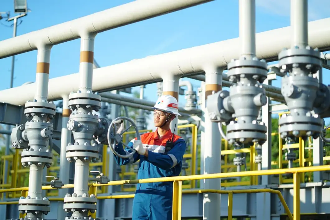 Perwira Pertamina memeriksa kran gas terproduksi di Stasiun Pengumpul Gas. (Foto: Dok. Pertamina)