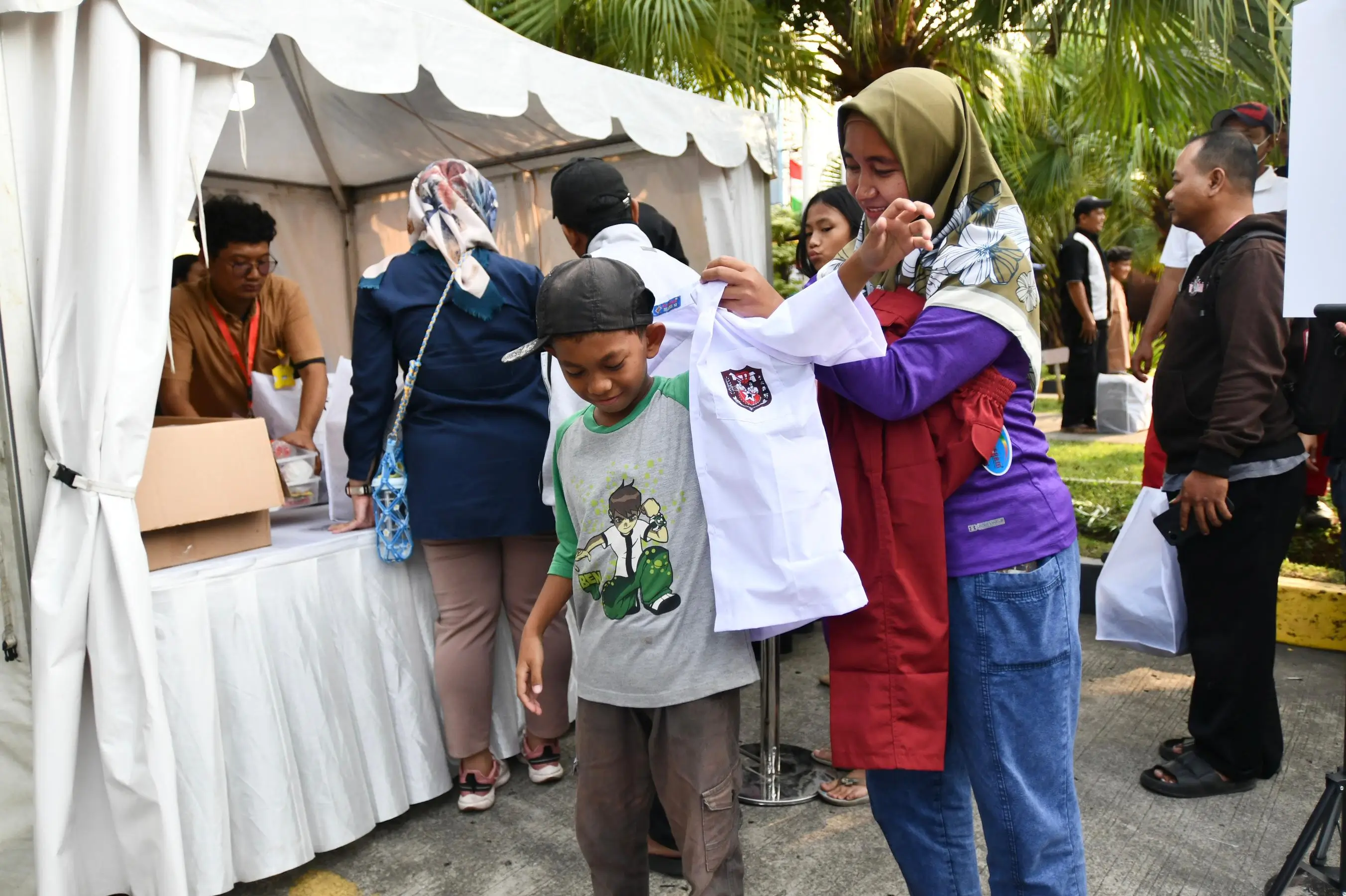 Pertamina  kembali menyelenggarakan program Seribu Seragam Sekolah Bersama Pertamina (SESAMA) di  Koja, Jakarta Utara, Kamis (14/8). (Foto: Dok. Pertamina)