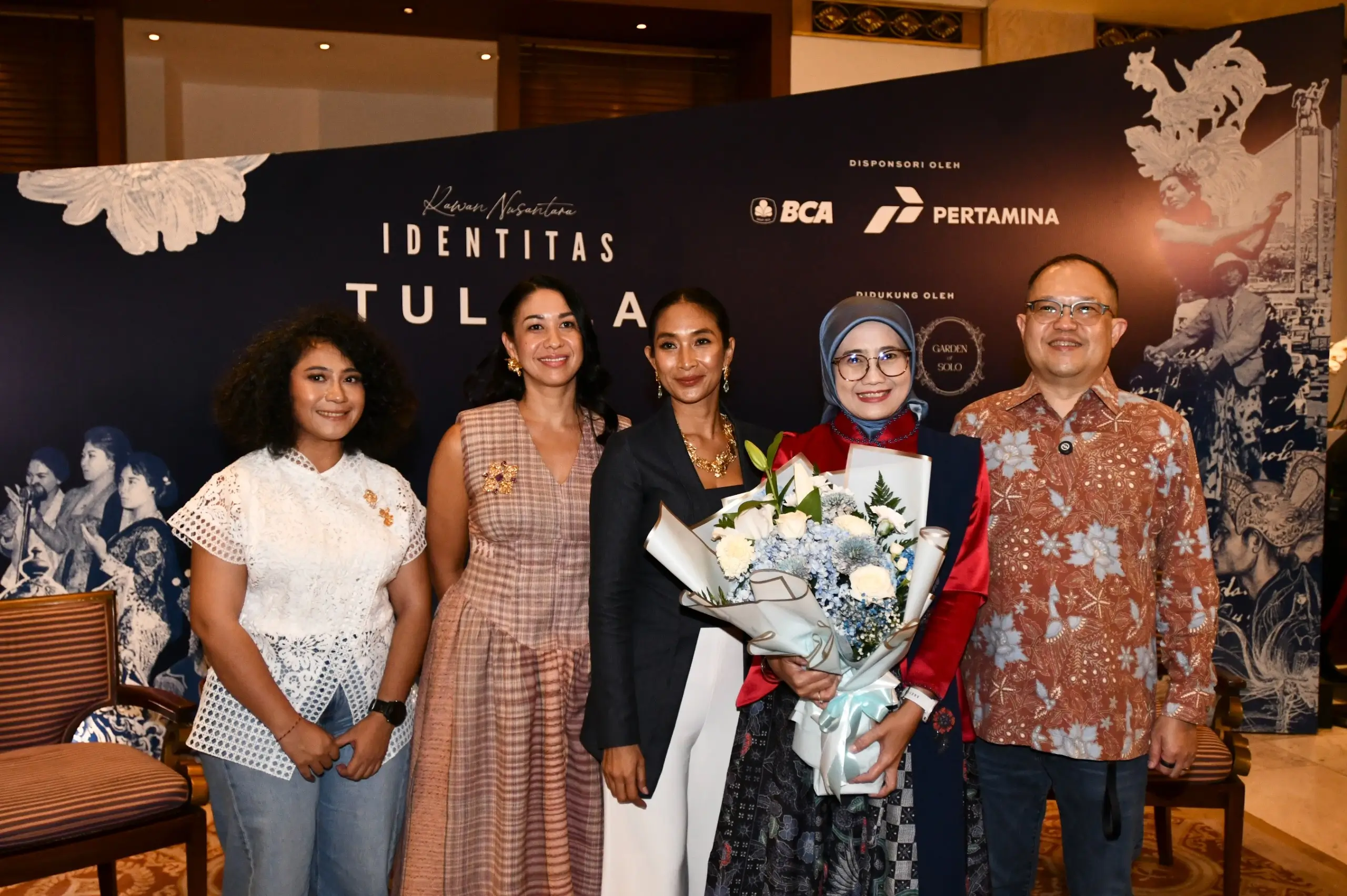 Direktur Keuangan sekaligus Pembina Komunitas PERTIWI Emma Sri Martini (berkerudung) dalam acara Talkshow bertajuk “Identitas dalam Sebuah Karya” di The Dharmawangsa Hotel pada 1 Agustus 2025. (Foto: Dok. Pertamina)