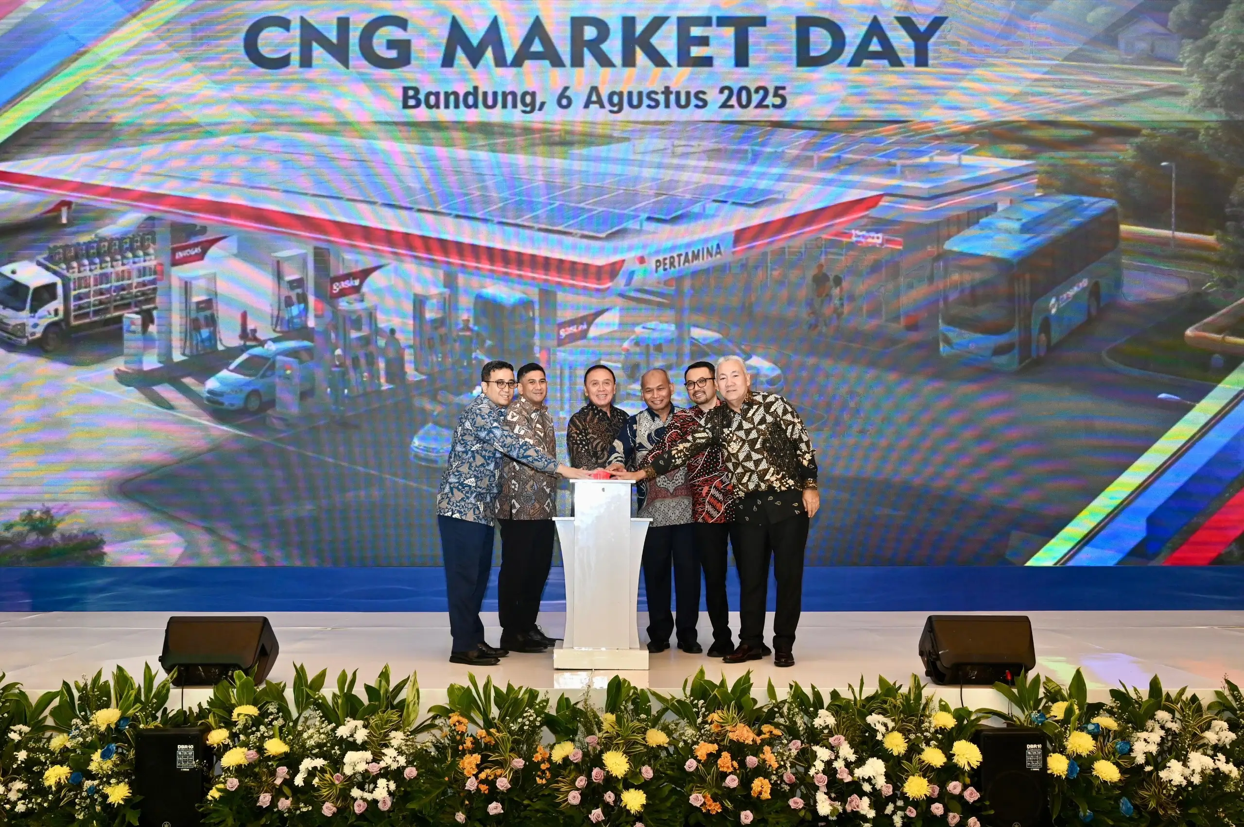 (Kiri ke kanan) Wakil Direktur Utama Pertamina Oki Muraza, Direktur Pembinaan Program Migas Direktorat Jenderal Migas Kementerian ESDM Mirza Mahendra, Komisaris Utama Pertamina Mochamad Iriawan, Kepala SKK Migas Djoko Siswanto, Direktur Utama Pertamina Patra Niaga Mars Ega Legowo dan juga Direktur Utama PGN Arief Setiawan Handoko bersama-sama secar