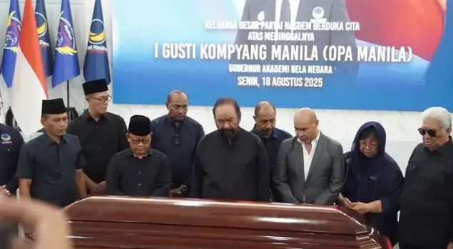 Ketua Umum Partai NasDem, Surya Paloh memimpin langsung prosesi penghormatan terakhir untuk IGK Manila di Aula ABN Partai NasDem, Jakarta, Senin (18/08/25). (Foto: Instagram/official_nasdem)
