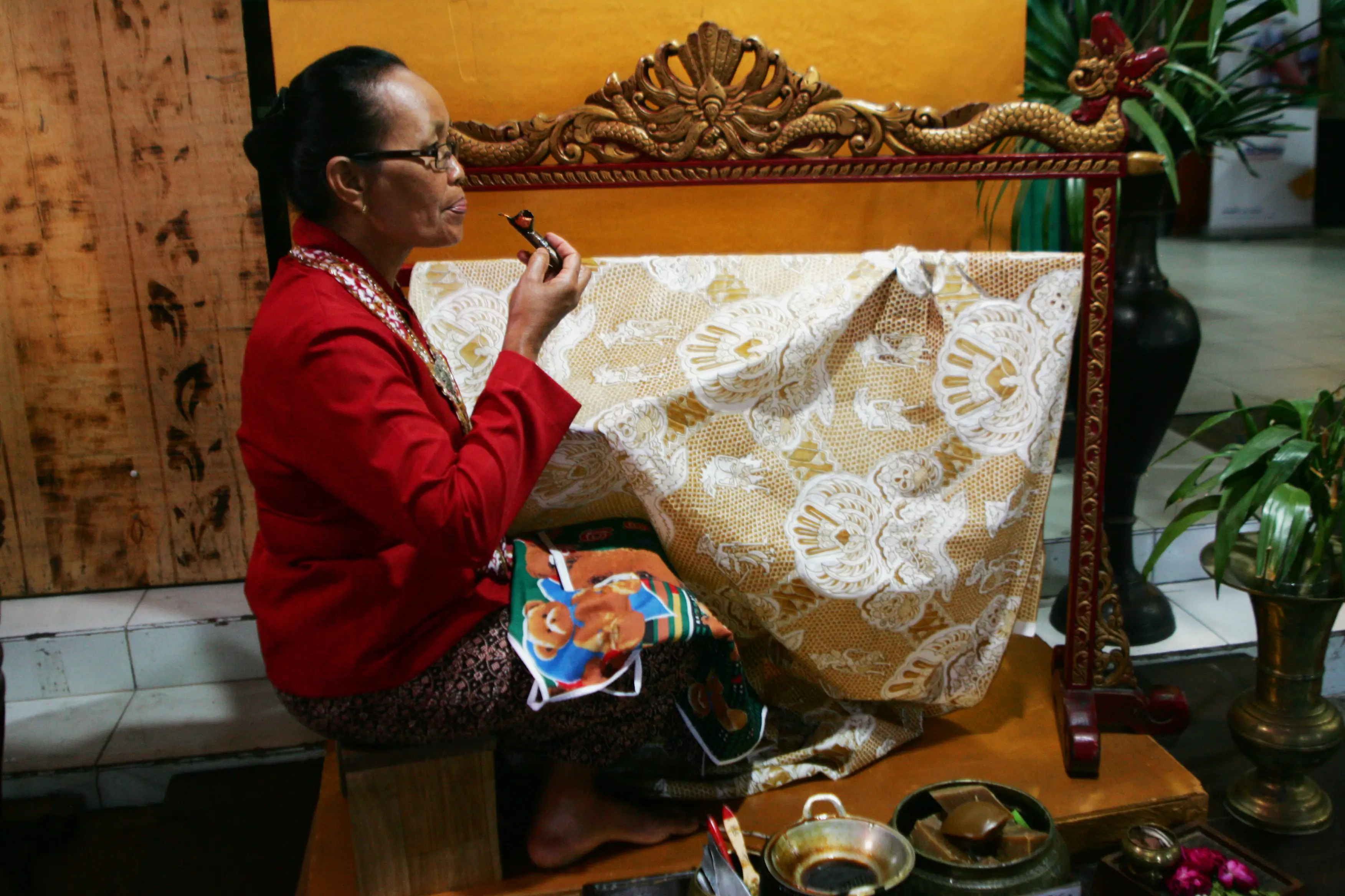 Proses pembuatan batik tulis. (Foto: Wikimedia Commons/Ivuvisual)