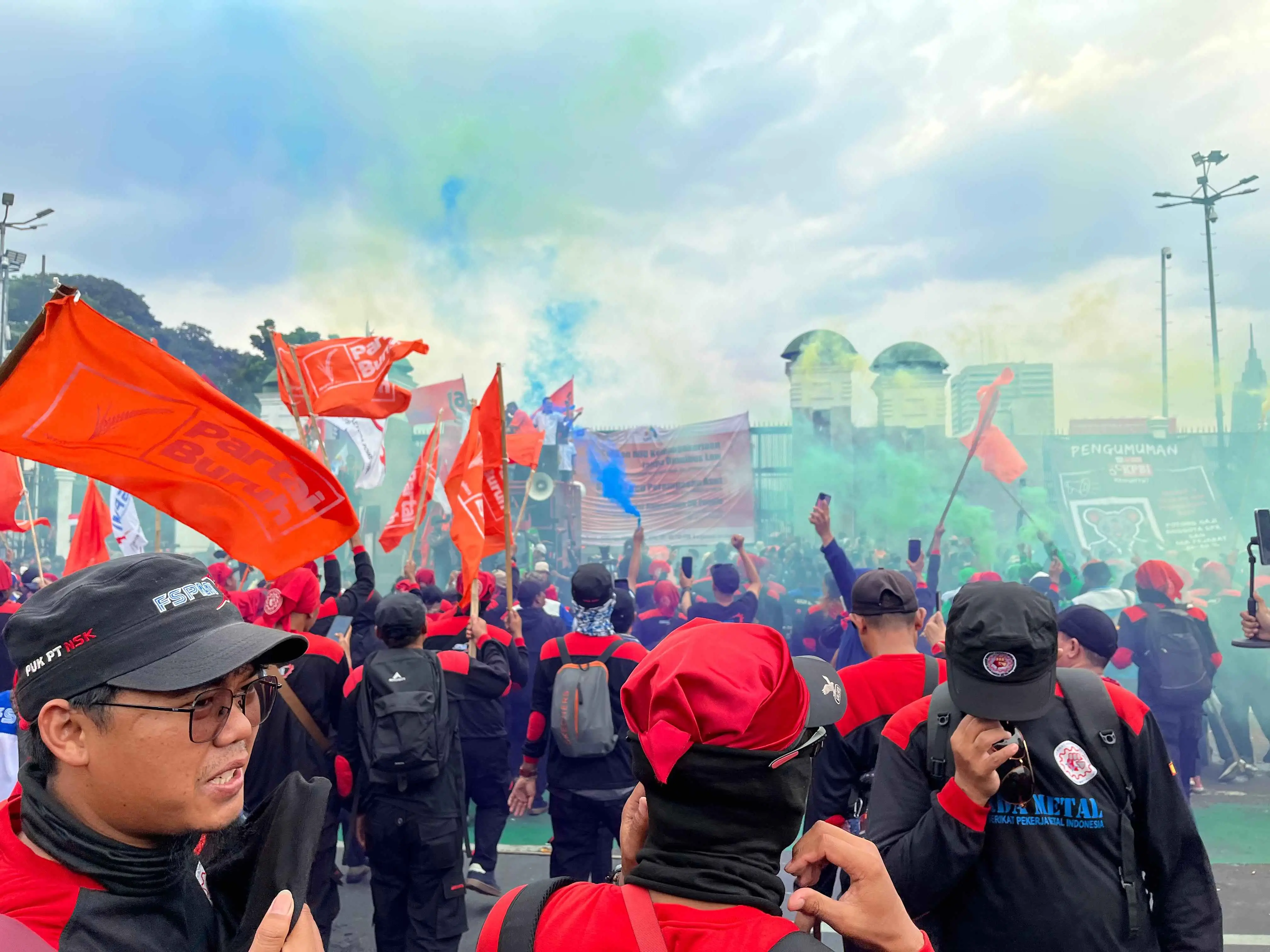 Aksi demo buruh di depan Gedung DPR/MPR RI, Jakarta, Kamis (28/08/25). (Foto: Dok. ThePhrase.id/Rangga Bijak Aditya)