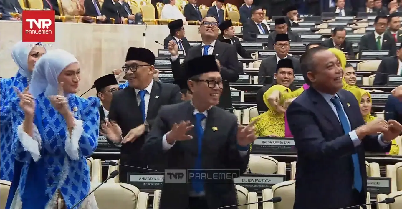 Anggota DPR RI berjoget mengikuti irama usai Sidang Tahunan MPR/DPR/DPD RI di Kompleks Parlemen Senayan, Jakarta pada Jumat (15/08/25). (Foto: Tangkapan layar YouTube/TVR Parlemen)