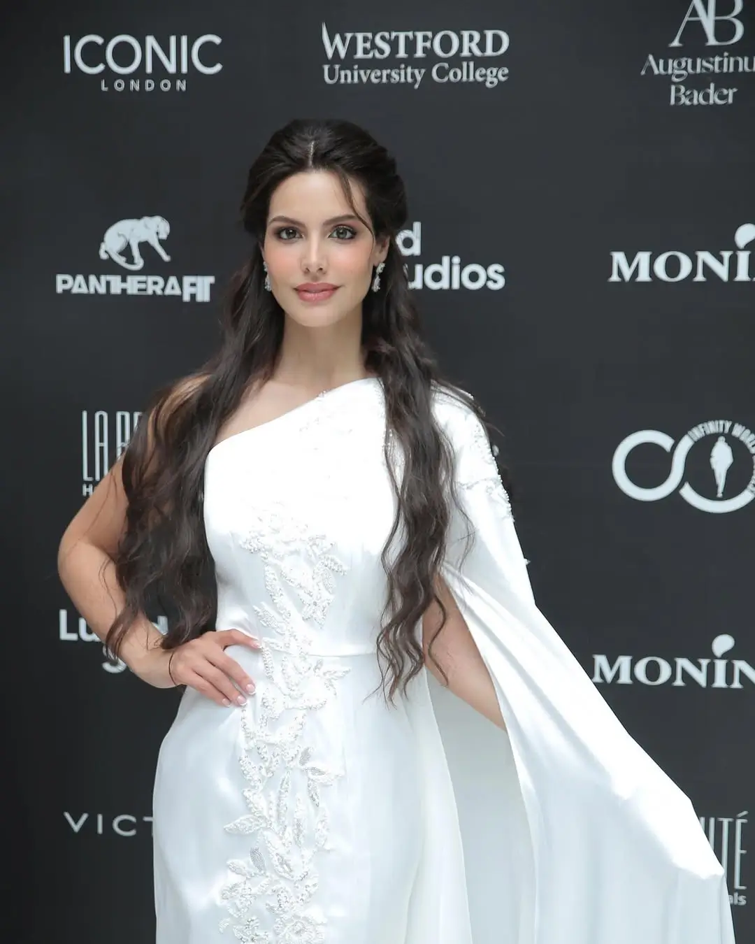 Ukir Sejarah  Nadeen Ayoub Jadi Perempuan Pertama yang Wakili Palestina di Panggung Miss Universe 2025