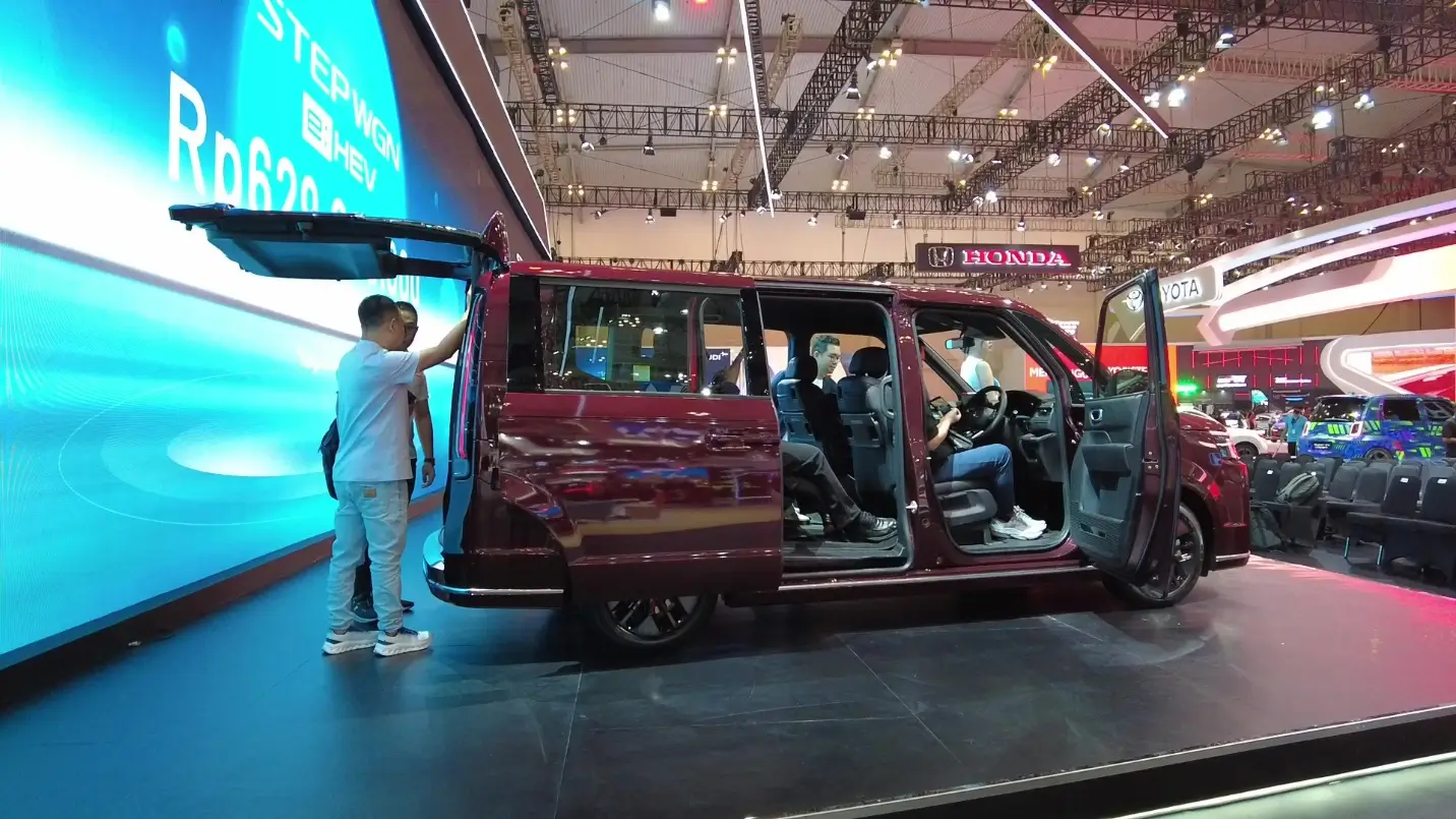 Resmi Meluncur di GIIAS 2025  Ini Harga dan Fitur Unggulan dari Honda Step WGN e HEV