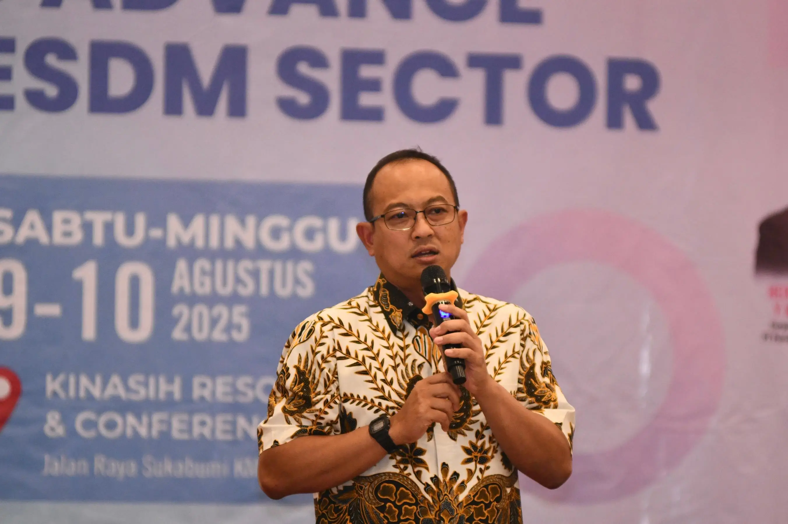Corporate Secretary Pertamina Arya Dwi Paramita menyampaikan pemaparan pada acara E2S Retreat 2025 “Collaboration To Advance The ESDM Sector” yang diselenggarakan di Bogor, Jawa Barat, Pada Sabtu (9/8/2025). (Foto: Dok. Pertamina)