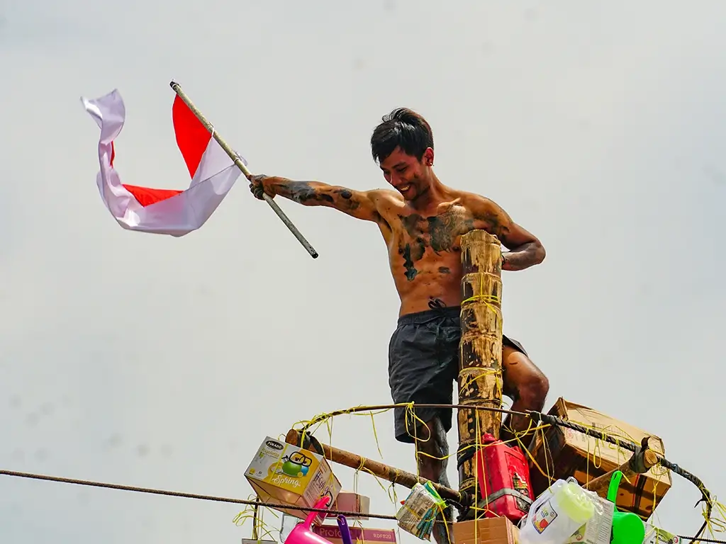 Lomba panjat pinang untuk merayakan hari Kemerdekaan Indonesia pada 17 Agustus. (Foto: infopublik.id/MC Kota Palangka Raya/Andika)