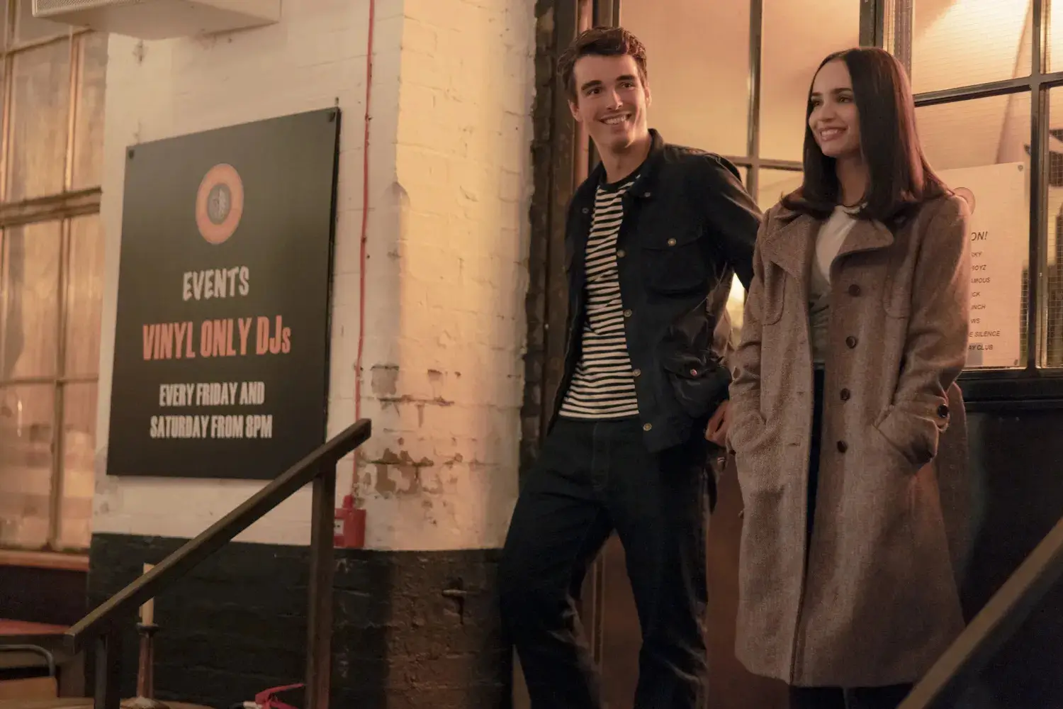 Foto: Corey Mylchreest sebagai Jamie dan Sofia Carson sebagai Anna dalam My Oxford Year (dok. Netflix/Chris Baker)