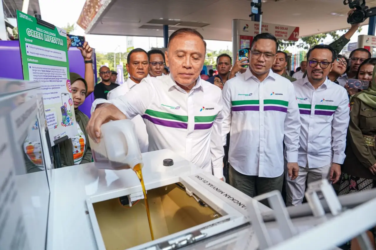 Komisaris Utama Pertamina Mochamad Iriawan menuangkan minyak jelantah atau Used Cooking Oil (UCO) untuk bahan baku SAF.. (Foto: Dok. Pertamina)