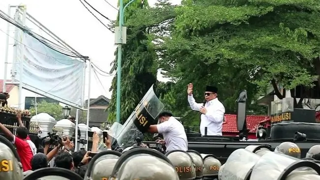 Bupati Pati, Sadewo dilempari sandal dan botol ketika muncul di atas mobil taktis di tengah aksi demonstrasi massa di depan Pendopo Kabupaten Pati, Jawa Tengah, Rabu (13/08/25). (Foto: DetikJateng/Dian Utoro)