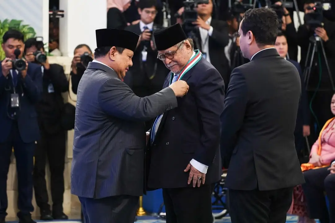 Presiden RI, Prabowo Subianto ketika menganugerahkan Tanda Kehormatan kepada 141 tokoh nasional di Istana Negara, Jakarta pada Senin (26/08/25). (Foto: Instagram/presidenrepublikindonesia)