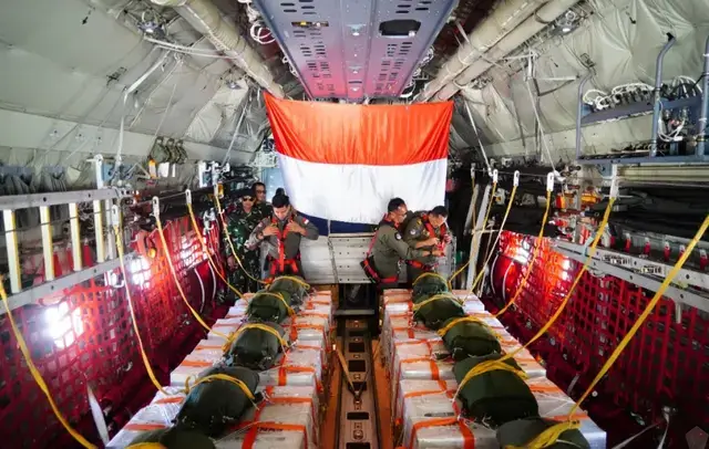 Satgas Garuda Merah Putih-II salurkan bantuan kemanusiaan untuk Gaza, Palestina dengan pesawat C-130J Super Hercules. (Foto: tni.mil.id)