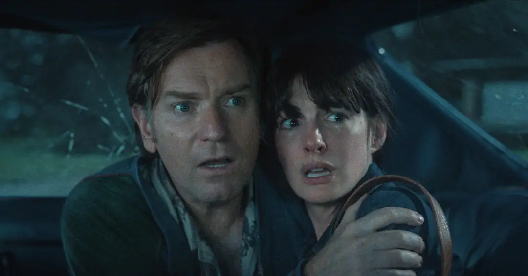 Foto: Ewan McGregor dan Anne Hathaway dalam The End of Oak Street (Instagram/@rottentomatoes)