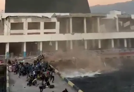 Situasi mencekam di Pelabuhan Laurentius Say Maumere, Kabupaten Sikka, NTT ketika diguncang gempa bermagnitudo 7,7 pada Sabtu (15/08/26). (Foto: Tangkapan layar video/Istimewa)