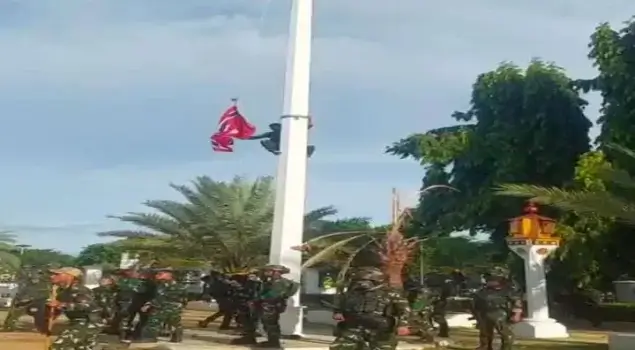 Aparat TNI menurunkan bendera bulan bintang yang dipasang di halaman Masjid Raya Baiturahman Banda Aceh. (Foto: Pendam Iskandar Muda/Jurnal Aceh, PikiranRakyat.com)