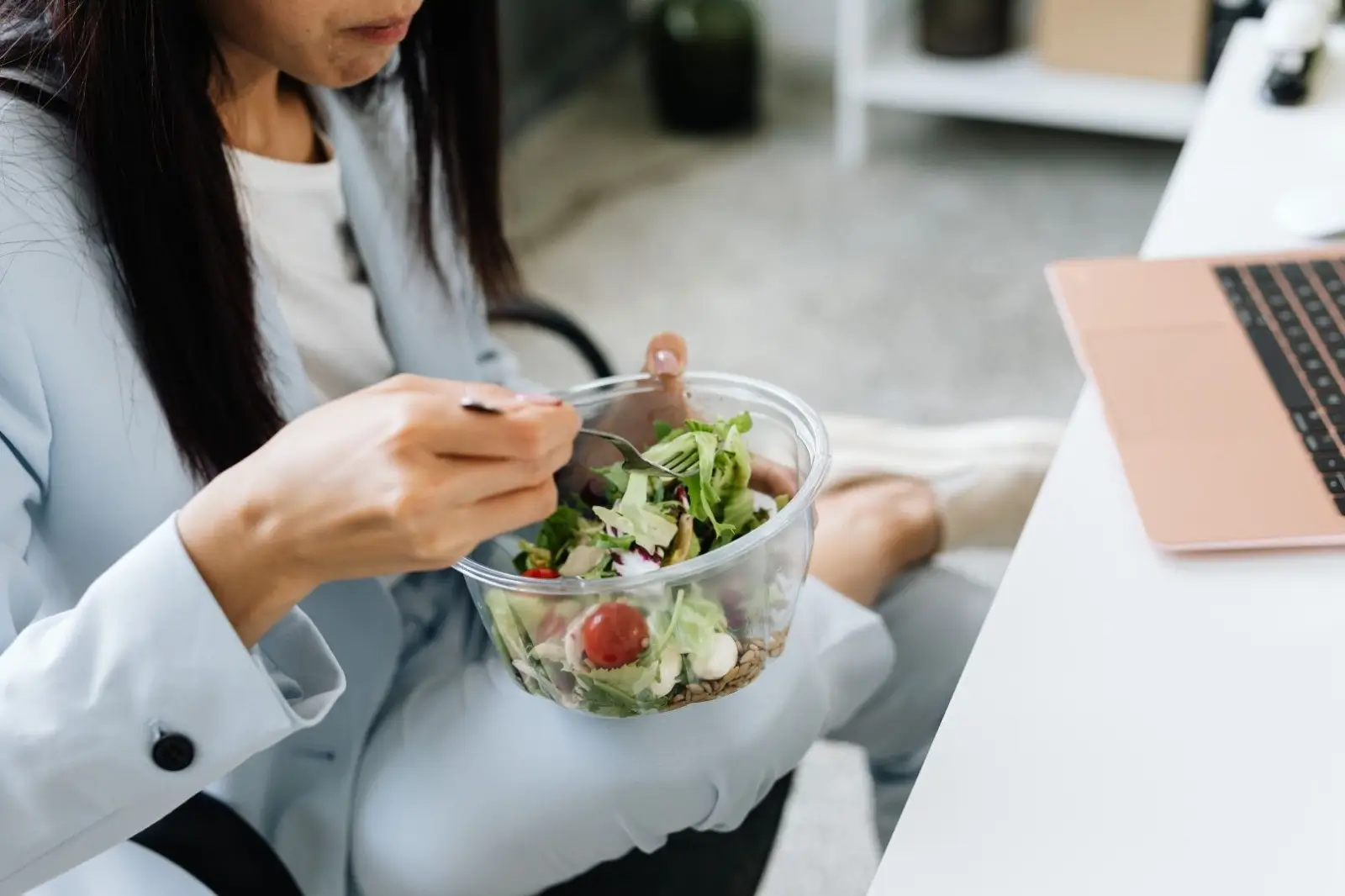Ilustrasi seorang wanita memakan salad ketika merasa stress. (Foto: Pexels/Karola G)