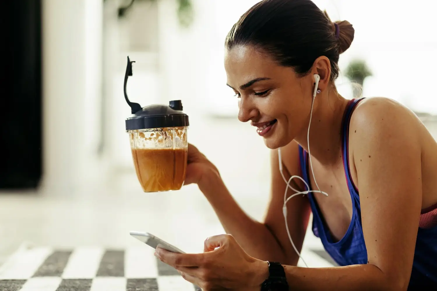 Ilustrasi minum kopi setelah berlari atau post-run coffee (Foto: magnific.com/Drazen Zigic)