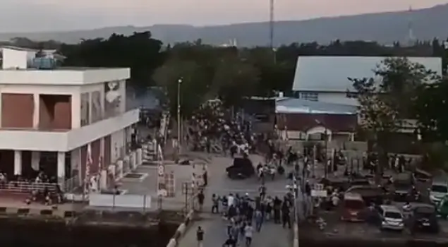 Situasi mencekam di Pelabuhan Laurentius Say Maumere, Kabupaten Sikka, NTT ketika diguncang gempa bermagnitudo 7,7 pada Sabtu (15/08/26). (Foto: Tangkapan layar video/Istimewa)