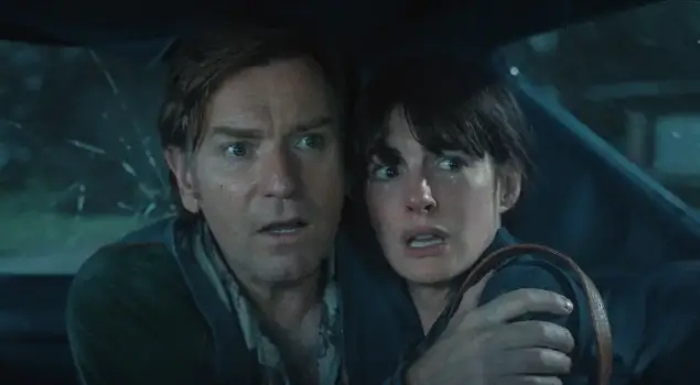 Foto: Ewan McGregor dan Anne Hathaway dalam The End of Oak Street (Instagram/@rottentomatoes)