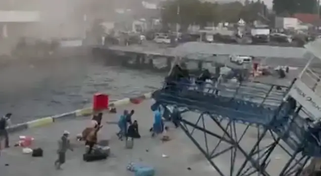 Situasi mencekam di Pelabuhan Laurentius Say Maumere, Kabupaten Sikka, NTT ketika diguncang gempa bermagnitudo 7,7 pada Sabtu (15/08/26). (Foto: Tangkapan layar video/Istimewa)