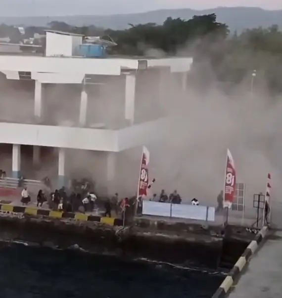 Situasi mencekam di Pelabuhan Laurentius Say Maumere, Kabupaten Sikka, NTT ketika diguncang gempa bermagnitudo 7,7 pada Sabtu (15/08/26). (Foto: Tangkapan layar video/Istimewa)