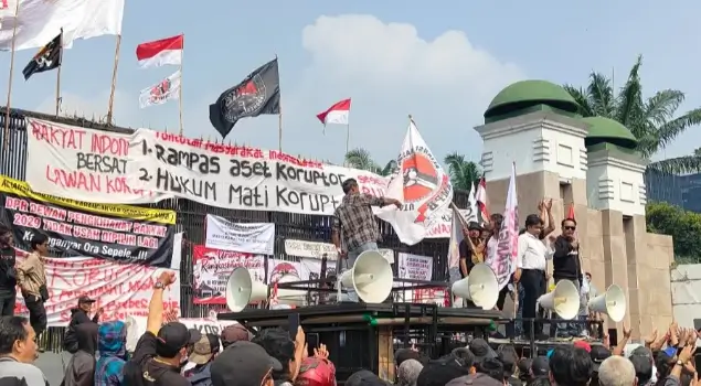 Aksi massa Aliansi Masyarakat Pati Bersatu (AMPB) di depan gedung DPR RI, Jakarta pada Kamis (27/08/26) pagi. (Foto: Dok. ThePhrase.id/M. Hafid)