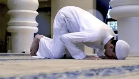 Sujud sahwi dilakukan untuk menutupi kekurangan, kesalahan atau keraguan yang terjadi dalam shalat karena ragu atau lupa. (Foto: bimbinganislam.com)