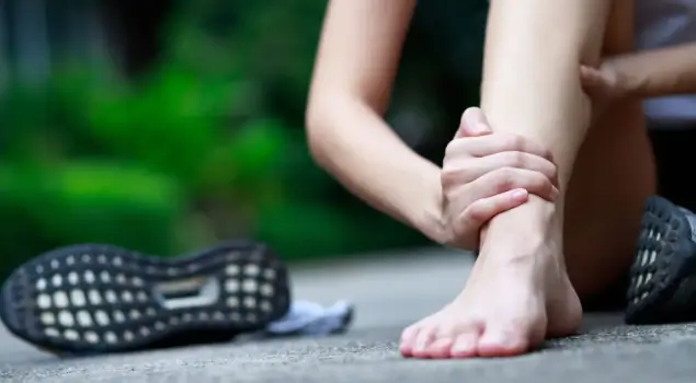 Ilustrasi kaki kram. (Foto: Canva/rattanakun)
