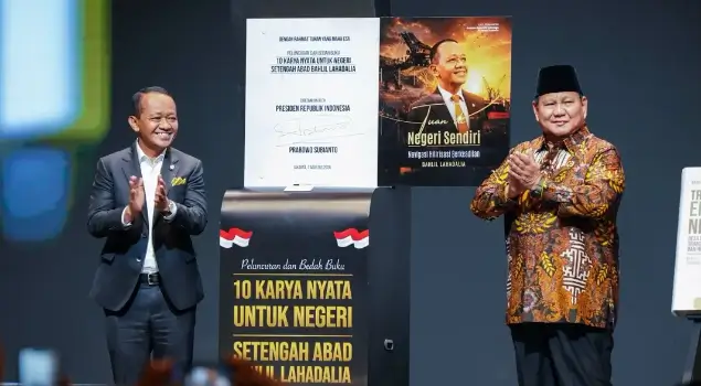 Presiden RI, Prabowo Subianto (kanan) ketika menghadiri acara peluncuran buku karya Menteri ESDM, Bahlil Lahadalia (kiri) di Djakarta Theater, Jakarta pada Jumat (07/08/26). (Foto: Instagram/bahlillahadalia)