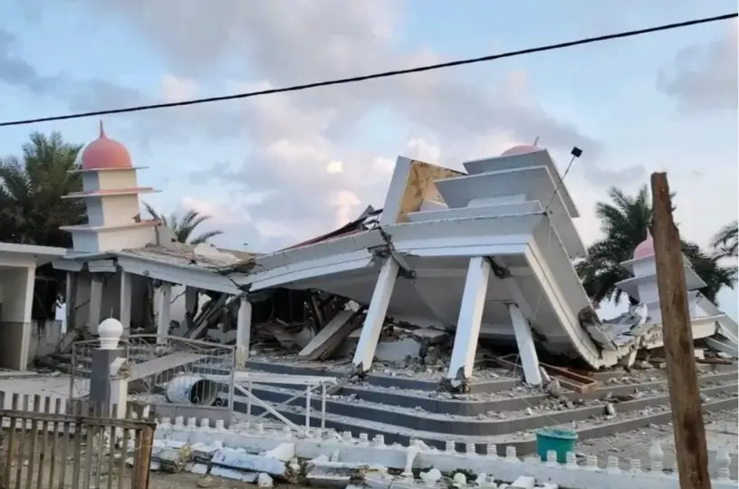 Kondisi Masjid Al Istiqomah di Ronting, Kabupaten Manggarai Timur, NTT pasca gempa M 7,8. Foto: X Nara Senyap