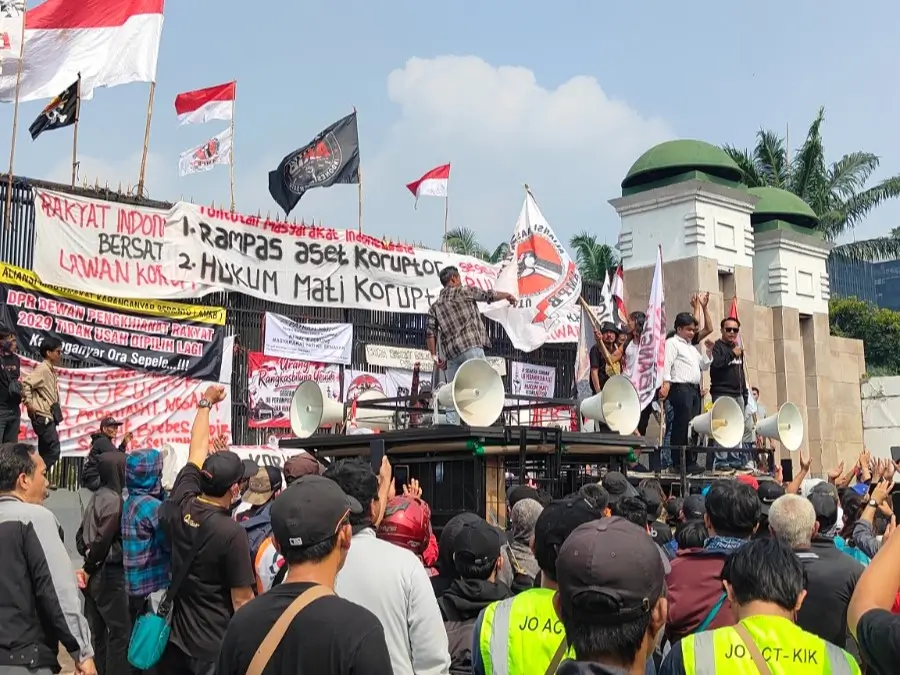 Aksi massa Aliansi Masyarakat Pati Bersatu (AMPB) di depan gedung DPR RI, Jakarta pada Kamis (27/08/26) pagi. (Foto: Dok. ThePhrase.id/M. Hafid)