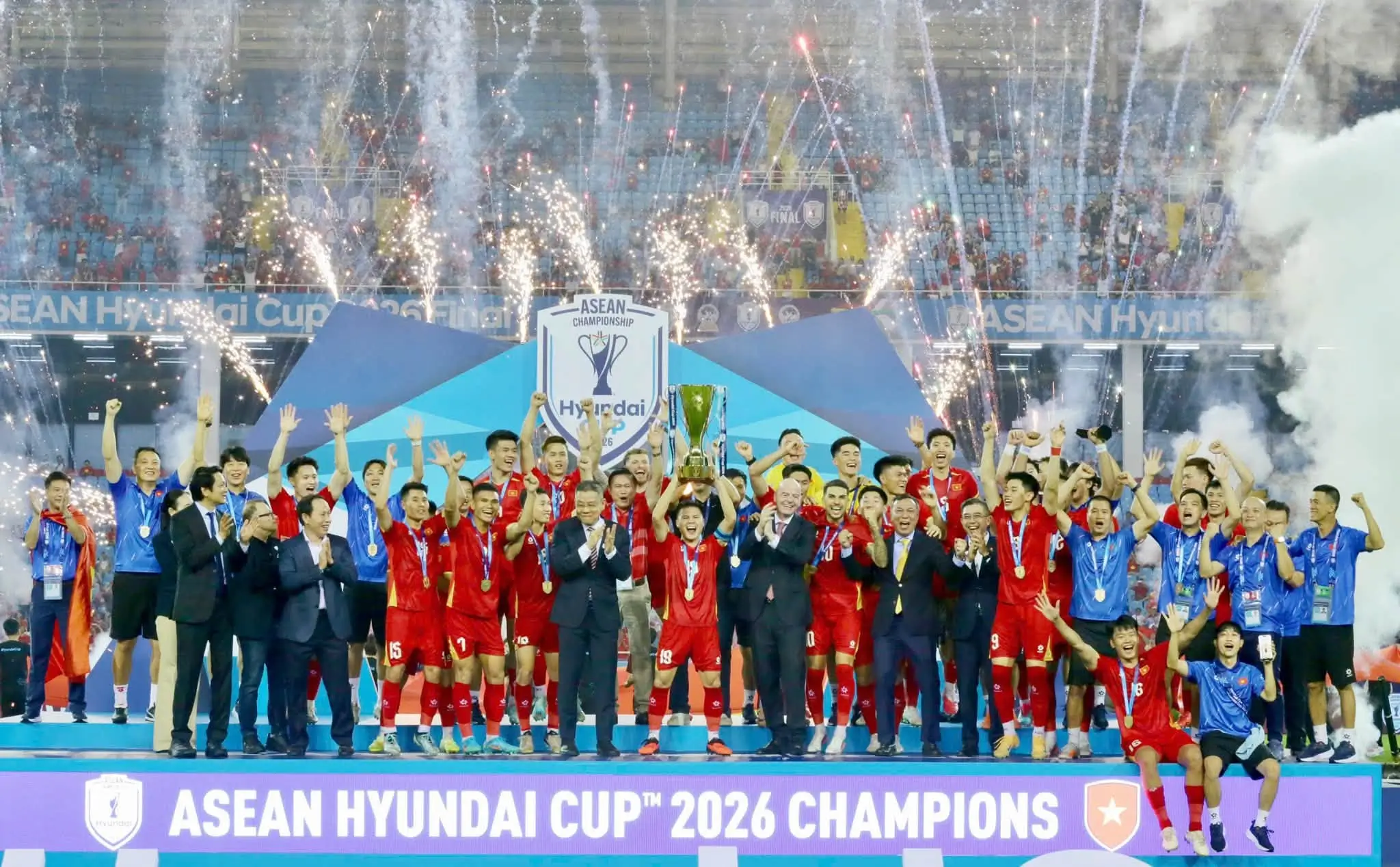 Gianni Infantino Hadiri Final Piala AFF 2026 Berikan Trofi kepada Vietnam yang Pertahankan Gelar Juara