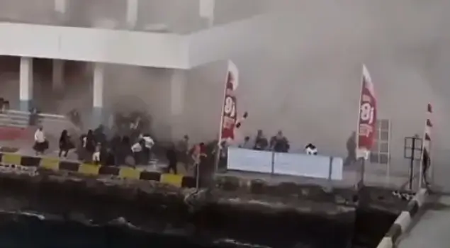 Situasi mencekam di Pelabuhan Laurentius Say Maumere, Kabupaten Sikka, NTT ketika diguncang gempa bermagnitudo 7,7 pada Sabtu (15/08/26). (Foto: Tangkapan layar video/Istimewa)