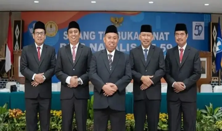 Jajaran Rektorat Universitas Jenderal Soedirman (Unsoed). Kiri ke kanan Jajaran Rektorat Universitas Jenderal Soedirman (Unsoed) - Wakil Rektor Bidang Perencanaan, Kerja Sama, dan Humas Prof. Waluyo Handoko, Wakil Rektor Bidang Kemahasiswaan Prof. Norman Arie Prayogo, Rektor Universitas Jenderal Soedirman (Unsoed) Prof. Akhmad Sodiq, Wakil Rektor B