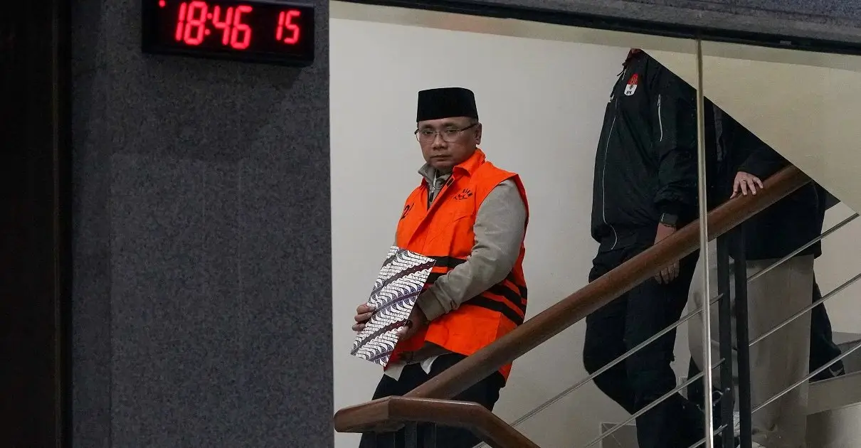 Mantan Menteri Agama Yaqut Cholil Qoumas mengenakan rompi oranye KPK. Foto: kpk.go.id