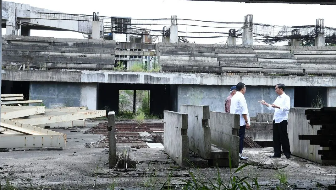 Momen ketika Presiden ke-7 RI, Joko Widodo meninjau proyek Hambalang yang mangkrak. (Foto: Setpres/Rusman)