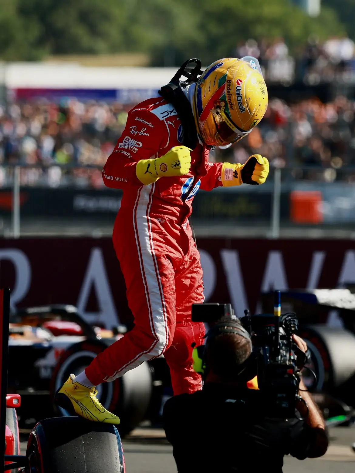 Pembalap Ferrari, Lewis Hamilton, kecewa dengan rekan setimnya, Charles Leclerc. Foto Instagram Lewis Hamilton.