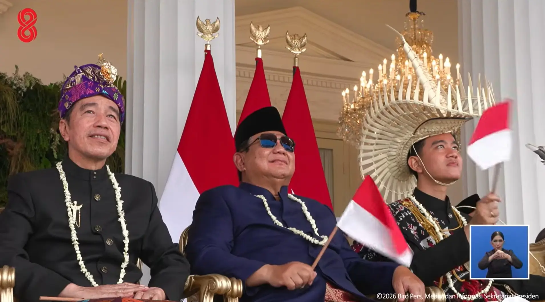 Jokowi, Prabowo, dan Gibran duduk berdampingan menonton atraksi jet tempur di perayaan HUT RI ke 81. (Tangkapan layar youtube Sekretariat Presiden)