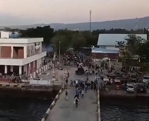 Situasi mencekam di Pelabuhan Laurentius Say Maumere, Kabupaten Sikka, NTT ketika diguncang gempa bermagnitudo 7,7 pada Sabtu (15/08/26). (Foto: Tangkapan layar video/Istimewa)