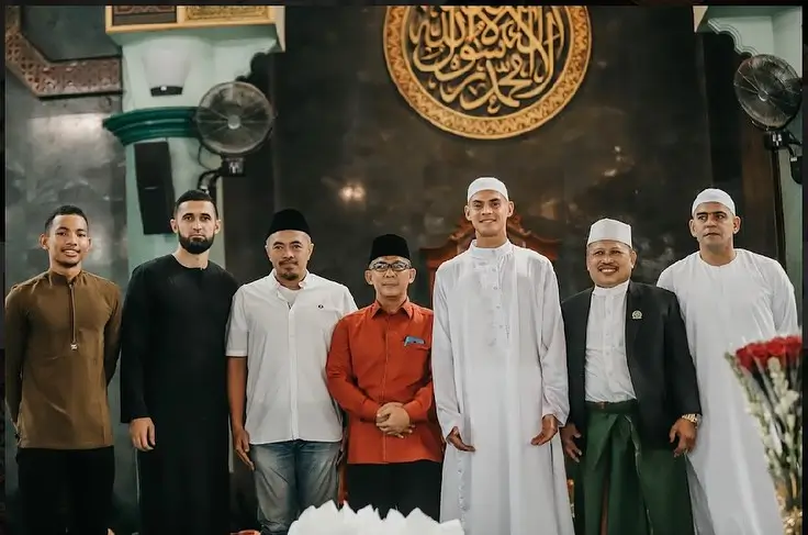 Pose Christian Rontini setelah memeluk agama Islam. Foto Instagram Christian Rontini.