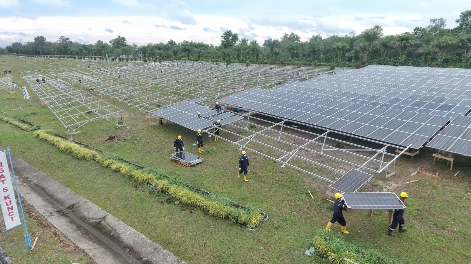 PLTS yang membentang di area PT PHR WK Rokan, merupakan salah satu solusi terbaik dalam menghadirkan energi bersih dan ramah lingkungan di wilayah operasi Blok Rokan. (Foto: Dok. PHR)