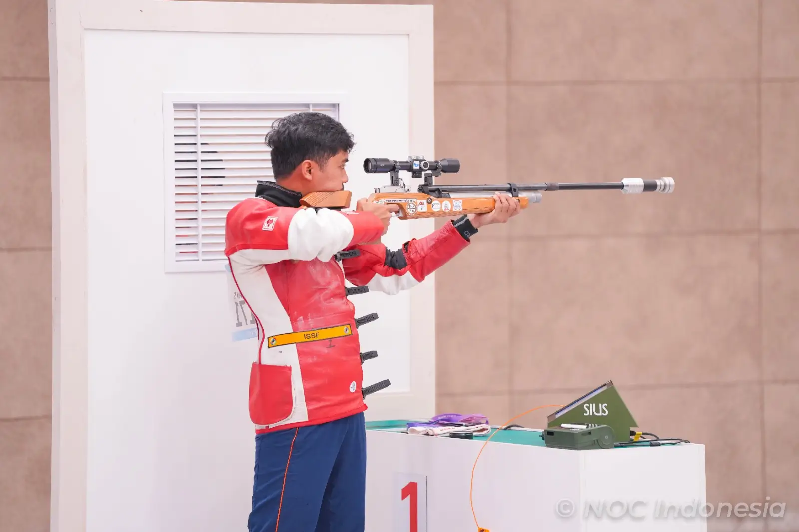 Atlet menembak, Muhammad Sejahtera Dwi Putra mempersembahkan medali emas pertama Asian Games 2022 untuk Indonesia. Foto: NOC Indonesia