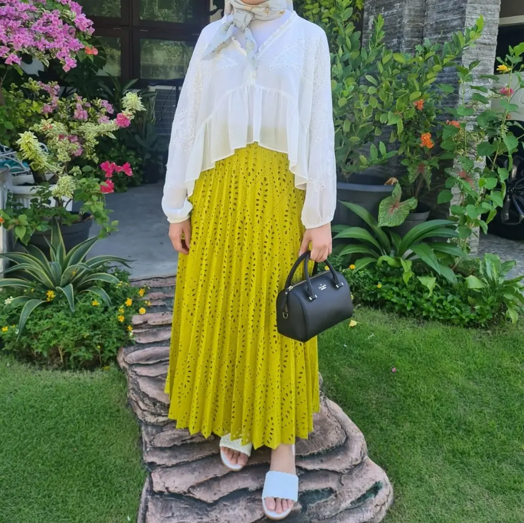 8 Inspirasi Mix and Match Rok untuk Ngantor
